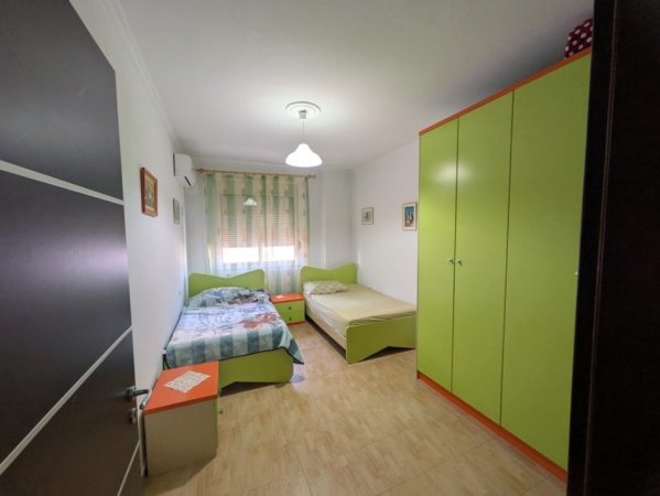 Shitet Apartament 2+1+2 me Dy Ballkone në zonën Misto Mame, në një pallat të mirëadministruar.,  200.000 €URO