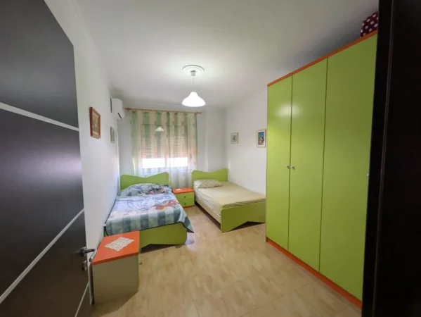 Shitet Apartament 2+1+2 me Dy Ballkone në zonën Misto Mame, në një pallat të mirëadministruar.,  200.000 €URO
