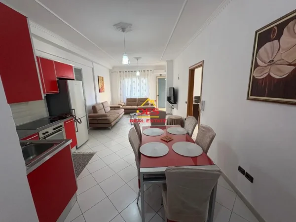 Vlore, jepet me qera apartament 1+1+Ballkon Kati 4, 70 m² 400 € (Rruga Rushit Gurishova)