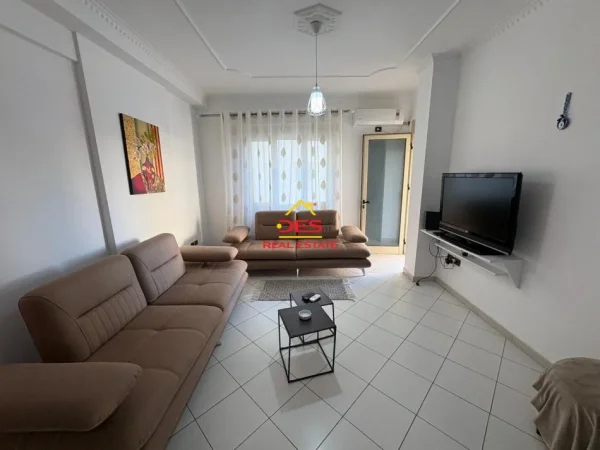 Vlore, jepet me qera apartament 1+1+Ballkon Kati 4, 70 m² 400 € (Rruga Rushit Gurishova)