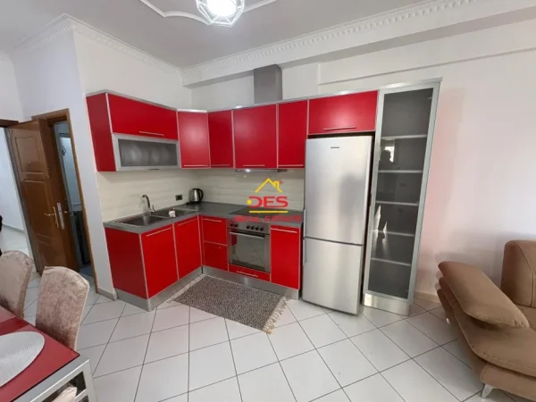 Vlore, jepet me qera apartament 1+1+Ballkon Kati 4, 70 m² 400 € (Rruga Rushit Gurishova)