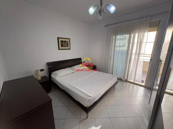 Vlore, jepet me qera apartament 1+1+Ballkon Kati 4, 70 m² 400 € (Rruga Rushit Gurishova)