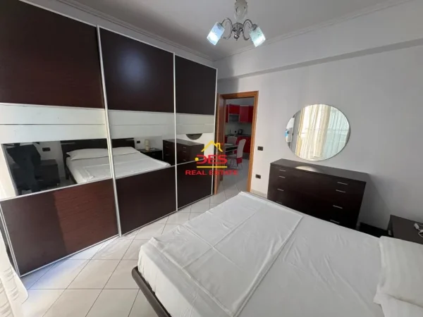 Vlore, jepet me qera apartament 1+1+Ballkon Kati 4, 70 m² 400 € (Rruga Rushit Gurishova)
