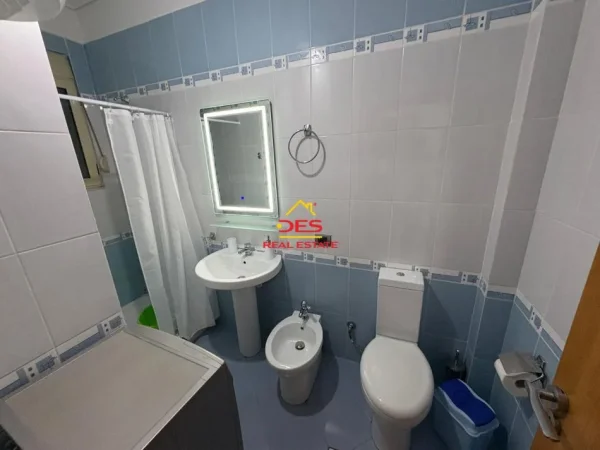 Vlore, jepet me qera apartament 1+1+Ballkon Kati 4, 70 m² 400 € (Rruga Rushit Gurishova)