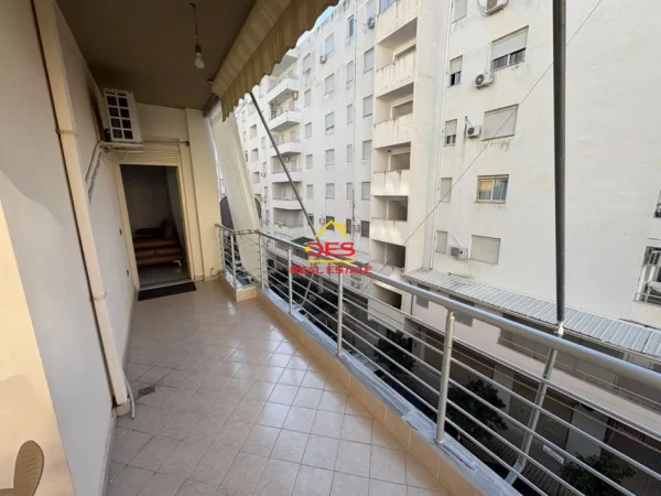Vlore, jepet me qera apartament 1+1+Ballkon Kati 4, 70 m² 400 € (Rruga Rushit Gurishova)