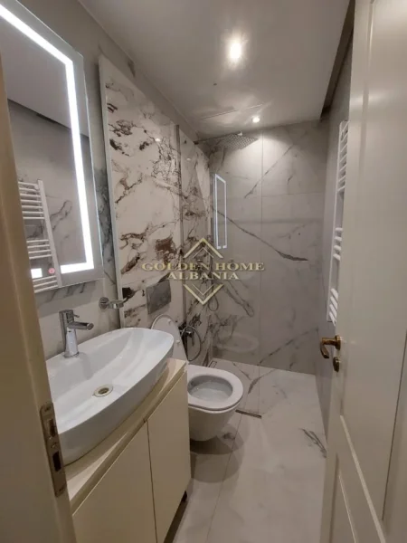 Tirane, jepet me qera apartament 3+1+Ballkon Kati 1, 700 € 