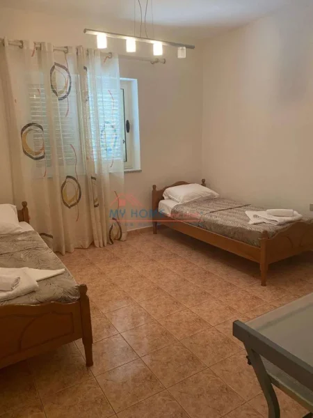 Tirane, jepet me qera apartament 3+1+Ballkon Kati 1, 120 m² 800 € (Rruga Petro Nini Luarasi)