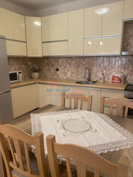 Tirane, jepet me qera apartament 3+1+Ballkon Kati 1, 120 m² 800 € (Rruga Petro Nini Luarasi)