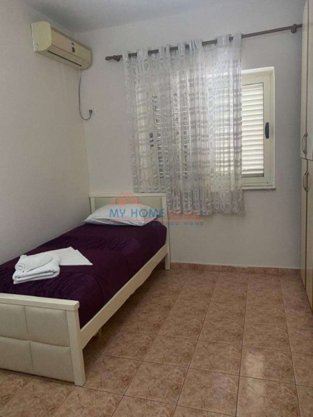 Tirane, jepet me qera apartament 3+1+Ballkon Kati 1, 120 m² 800 € (Rruga Petro Nini Luarasi)