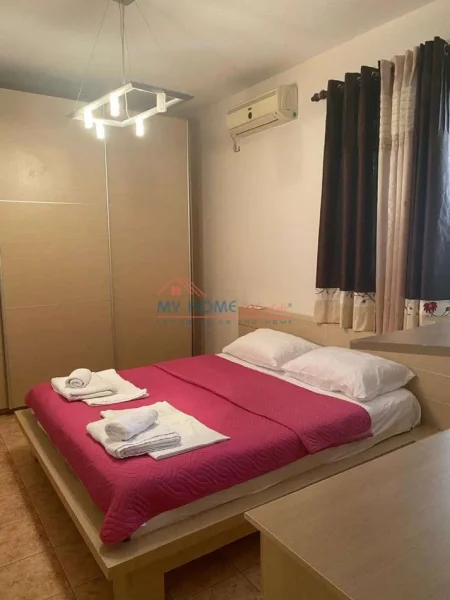 Tirane, jepet me qera apartament 3+1+Ballkon Kati 1, 120 m² 800 € (Rruga Petro Nini Luarasi)