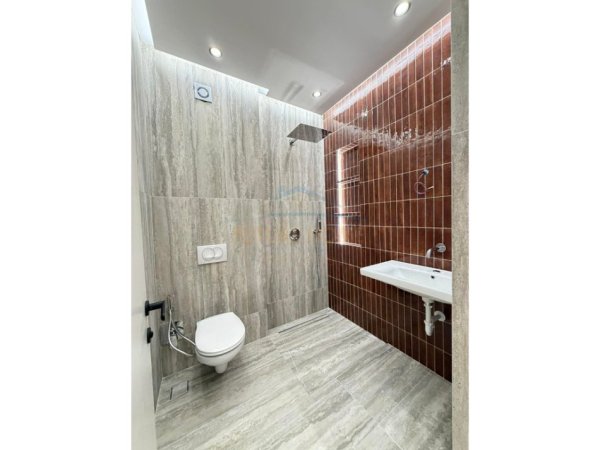 Tirane, jepet me qera apartament 2+1 Kati 8, 105 m² 700 € (River Residence , Unaza e Re)