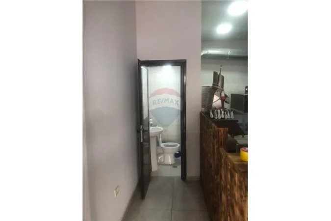 Vlore - Lungomare, shitet dyqan Kati 0, 42 m² (Rruga Dhimitër Konomi, Vlorë)