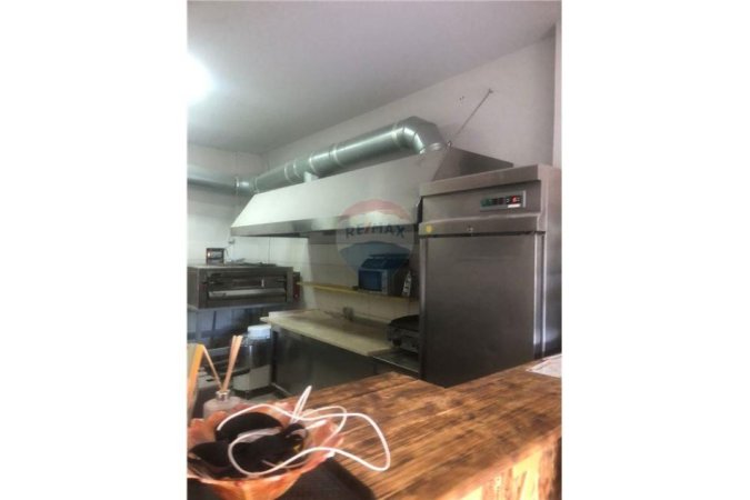 Vlore - Lungomare, shitet dyqan Kati 0, 42 m² (Rruga Dhimitër Konomi, Vlorë)