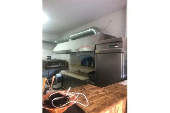 Vlore - Lungomare, shitet dyqan Kati 0, 42 m² (Rruga Dhimitër Konomi, Vlorë)