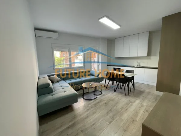 Tirane, jepet me qera apartament 2+1 Kati 1, 130 m² 1.300 € (Myslym Shyr, prane Monopoli Lounge.)