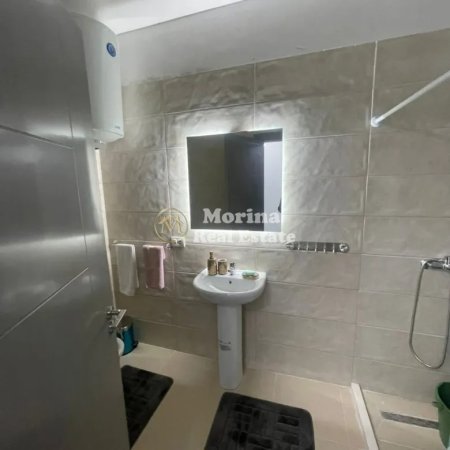 Tirane, jepet me qera apartament 3+1 Kati 5, 110 m² 600 € (5 Maji)