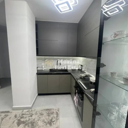 Tirane, jepet me qera apartament 3+1 Kati 5, 110 m² 600 € (5 Maji)