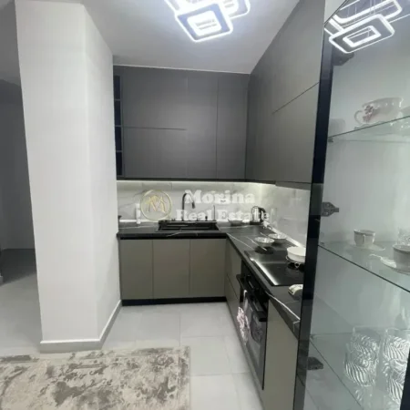 Tirane, jepet me qera apartament 3+1 Kati 5, 110 m² 600 € (5 Maji)