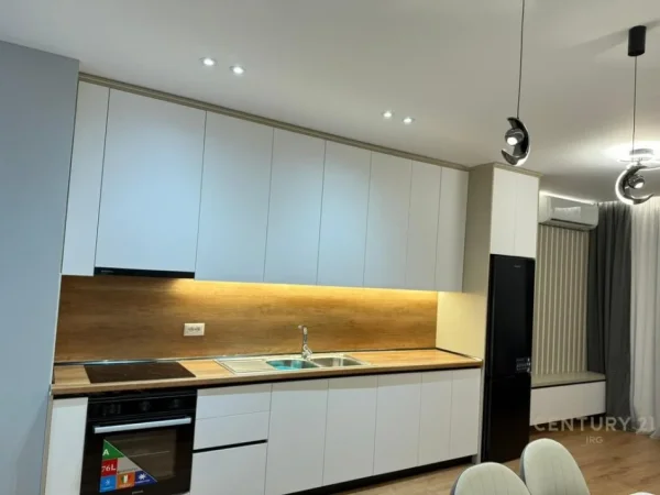 Tirane, jepet me qera apartament 2+1+Ballkon Kati 4, 104 m² 1.300 € (Mine Peza)