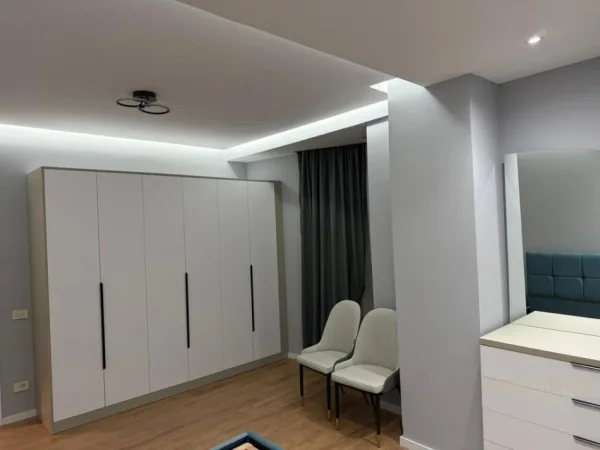 Tirane, jepet me qera apartament 2+1+Ballkon Kati 4, 104 m² 1.300 € (Mine Peza)