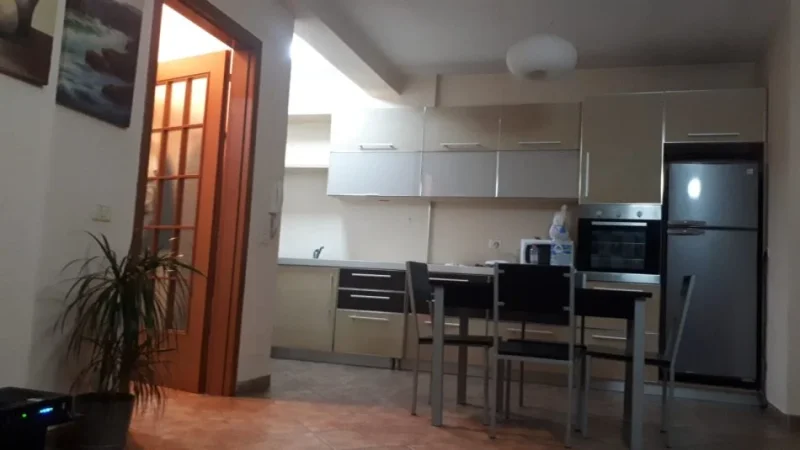 Tirane, jepet me qera apartament 1+1 Kati 9, 600 € (Sheshi Willson)