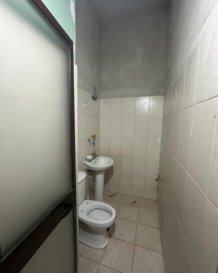 Tirane, jepet me qera ambjent biznesi Kati 0, 69 m² 600 € (Rruga Thoma Koxhaj)