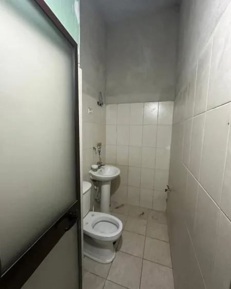 Tirane, jepet me qera ambjent biznesi Kati 0, 69 m² 600 € (Rruga Thoma Koxhaj)