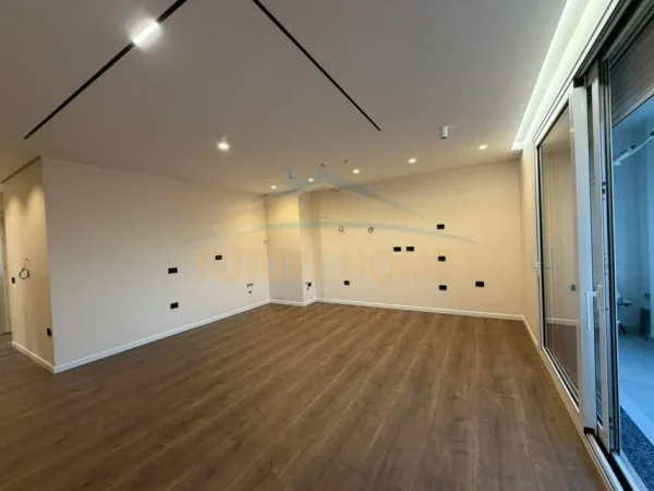 Tirane, jepet me qera zyre Kati 8, 105 m² 700 € (Javer Malo)