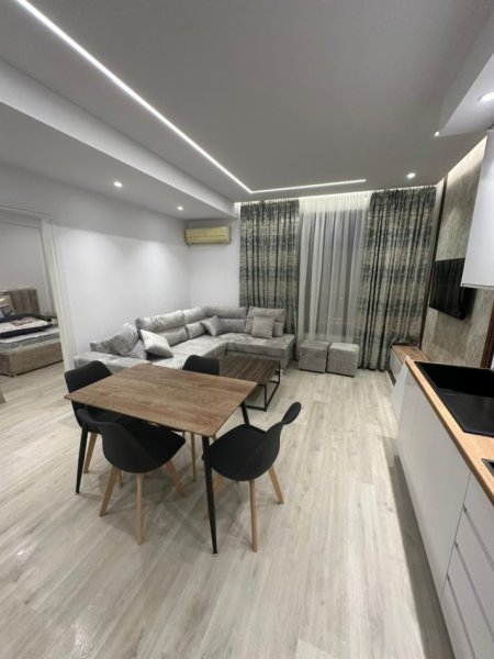 Tirane, jepet me qera apartament 1+1 Kati 1, 700 € (Zogu i Zi)