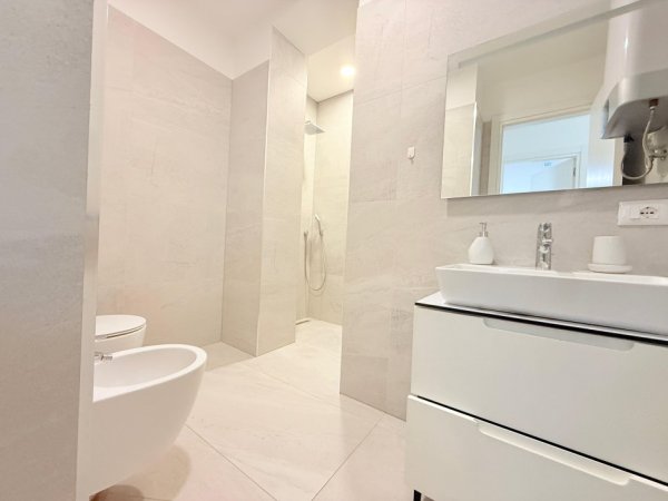 Tirane, jepet me qera apartament 2+1 , 95 m² 1.300 € (Rezidenca Forest, Liqeni i Thatë)