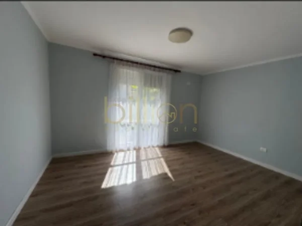 Tirane, shitet apartament 2+1+Ballkon , 130.000 € 