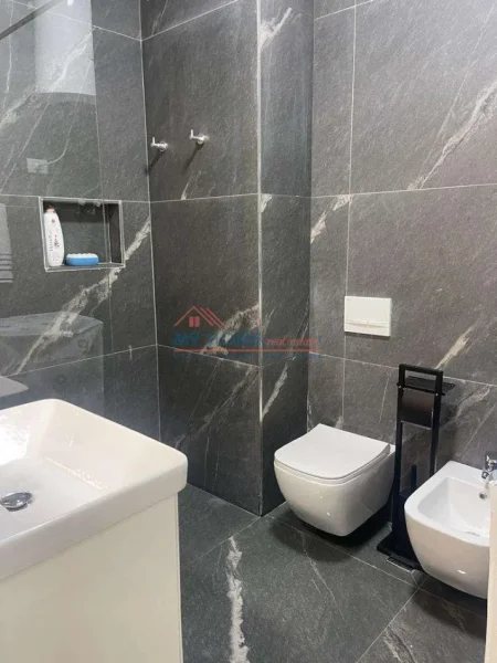 Tirane, jepet me qera apartament 1+1+Ballkon Kati 3, 75 m² 850 € (Rruga Liman Kaba)