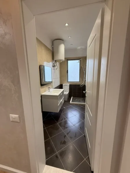 Tirane, shitet apartament 1+1+Ballkon Kati 3, 62 m² 121.000 € (Nela 5, Astir)