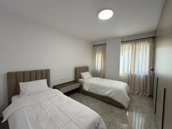 Tirane, jepet me qera apartament 2+1 Kati 1, 106 m² 900 € (Kodra e Diellit.)