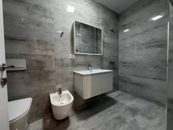 Tirane, jepet me qera apartament 2+1 Kati 1, 106 m² 900 € (Kodra e Diellit.)