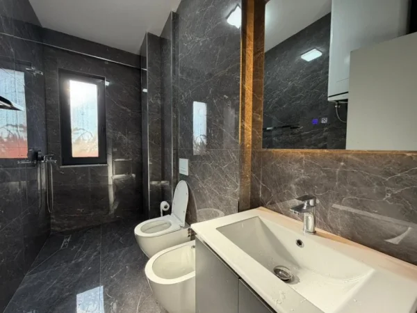 Tirane, jepet me qera apartament 2+1 Kati 1, 106 m² 900 € (Kodra e Diellit.)