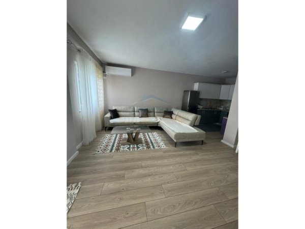 Tirane, jepet me qera apartament 2+1+Ballkon Kati 4, 105 m² 450 € (Fresk)