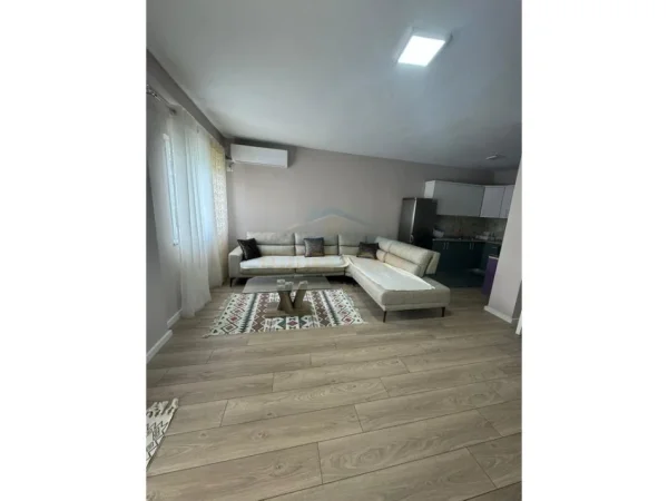 Tirane, jepet me qera apartament 2+1+Ballkon Kati 4, 105 m² 450 € (Fresk)