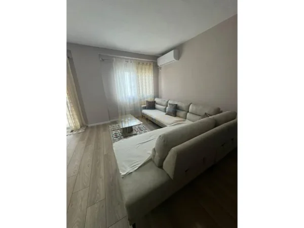 Tirane, jepet me qera apartament 2+1+Ballkon Kati 4, 105 m² 450 € (Fresk)