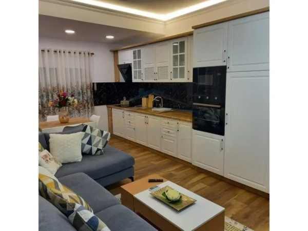 Tirane, jepet me qera apartament 1+1+Ballkon Kati 4, 70 m² 750 € (Margarita Tutulani)