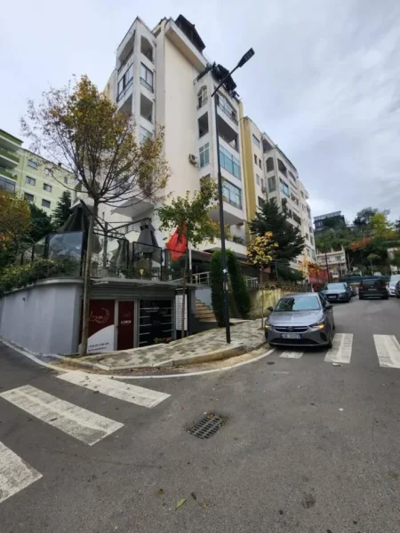 Tirane, shitet ambjent biznesi Kati 0, 105 m² 264.000 € (fresku)