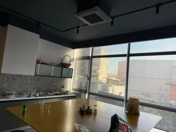 Tirane, jepet me qera zyre Kati 1, 400 m² 6.000 € (Shkolla e Kuqe)