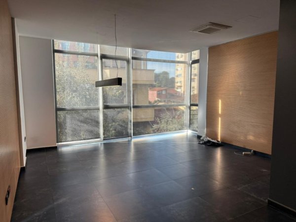 Tirane, jepet me qera zyre Kati 1, 400 m² 6.000 € (Shkolla e Kuqe)