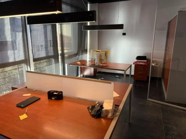 Tirane, jepet me qera zyre Kati 1, 400 m² 6.000 € (Shkolla e Kuqe)