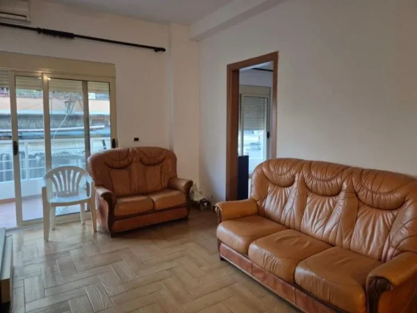 Tirane, jepet me qera apartament 2+1+Ballkon Kati 2, 95 m² 650 € (Myslym Shyri (Rruga Him Kolli))