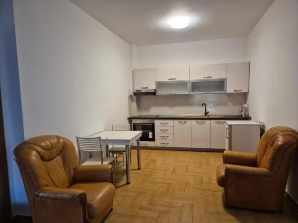 Tirane, jepet me qera apartament 2+1+Ballkon Kati 2, 95 m² 650 € (Myslym Shyri (Rruga Him Kolli))