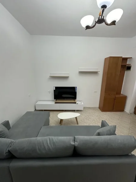 Tirane, jepet me qera shtepi 1+1 Kati 1, 60 m² 400 € (Ali Dem ,Shkolla Kushtrimi i Lirise)
