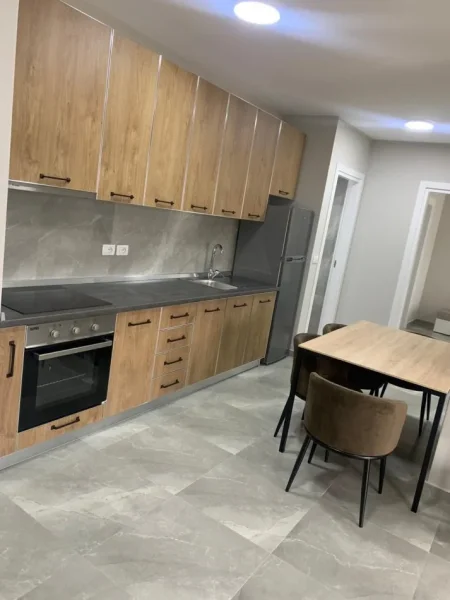 Tirane, jepet me qera apartament 2+1 Kati 6, 700 € (laprake)
