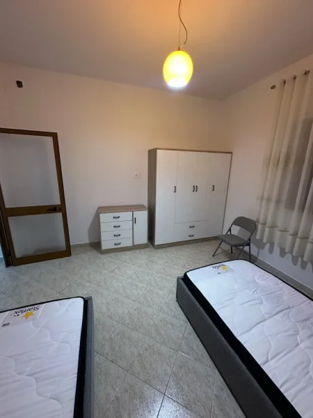 Tirane, jepet me qera shtepi 1+1 Kati 1, 60 m² 400 € (Ali Dem ,Shkolla Kushtrimi i Lirise)