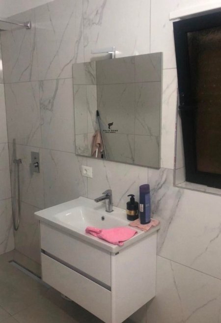 Tirane, jepet me qera apartament 3+1 Kati 10, 116 m² 750 € (SELVIA)